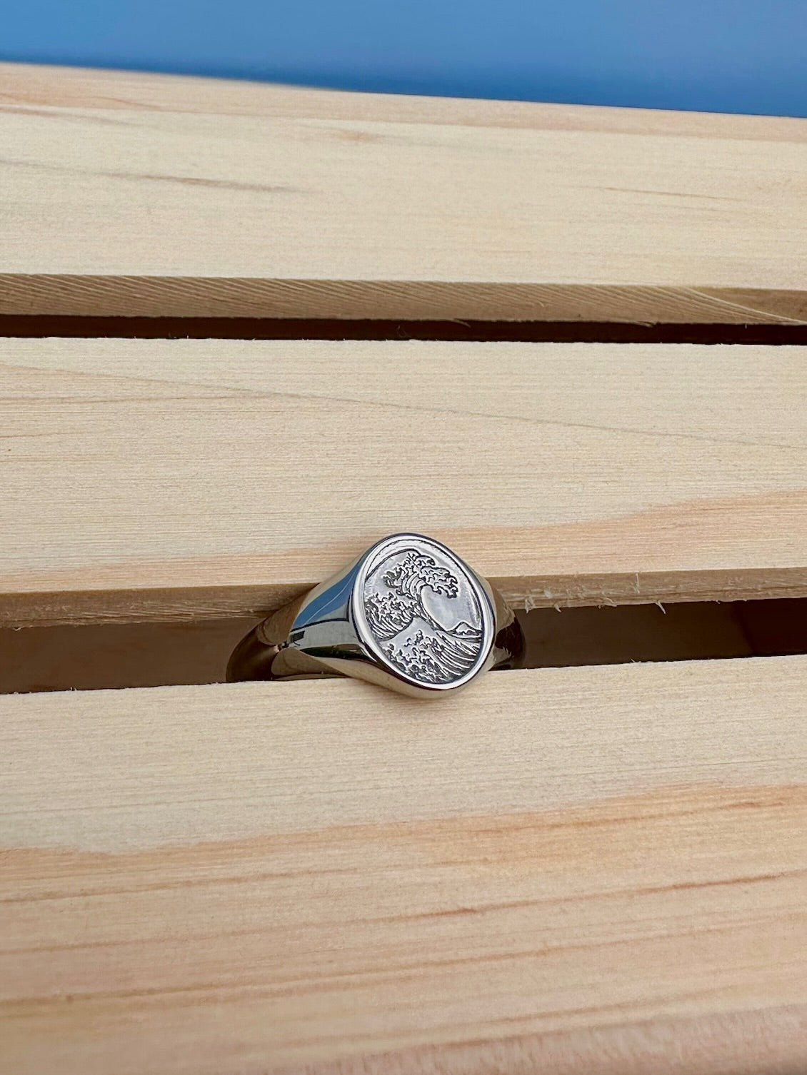Kanagawa Wave Signet Ring Gold