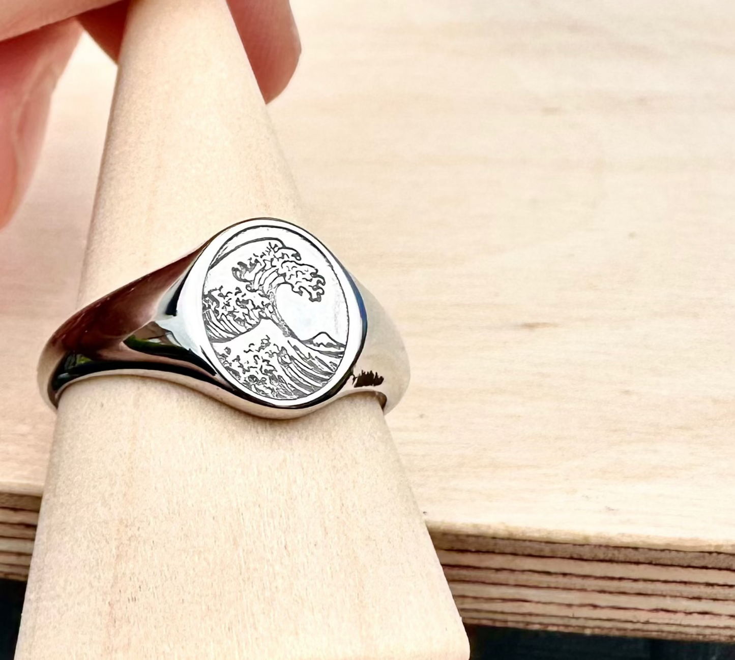 Kanagawa Wave Signet Ring Gold