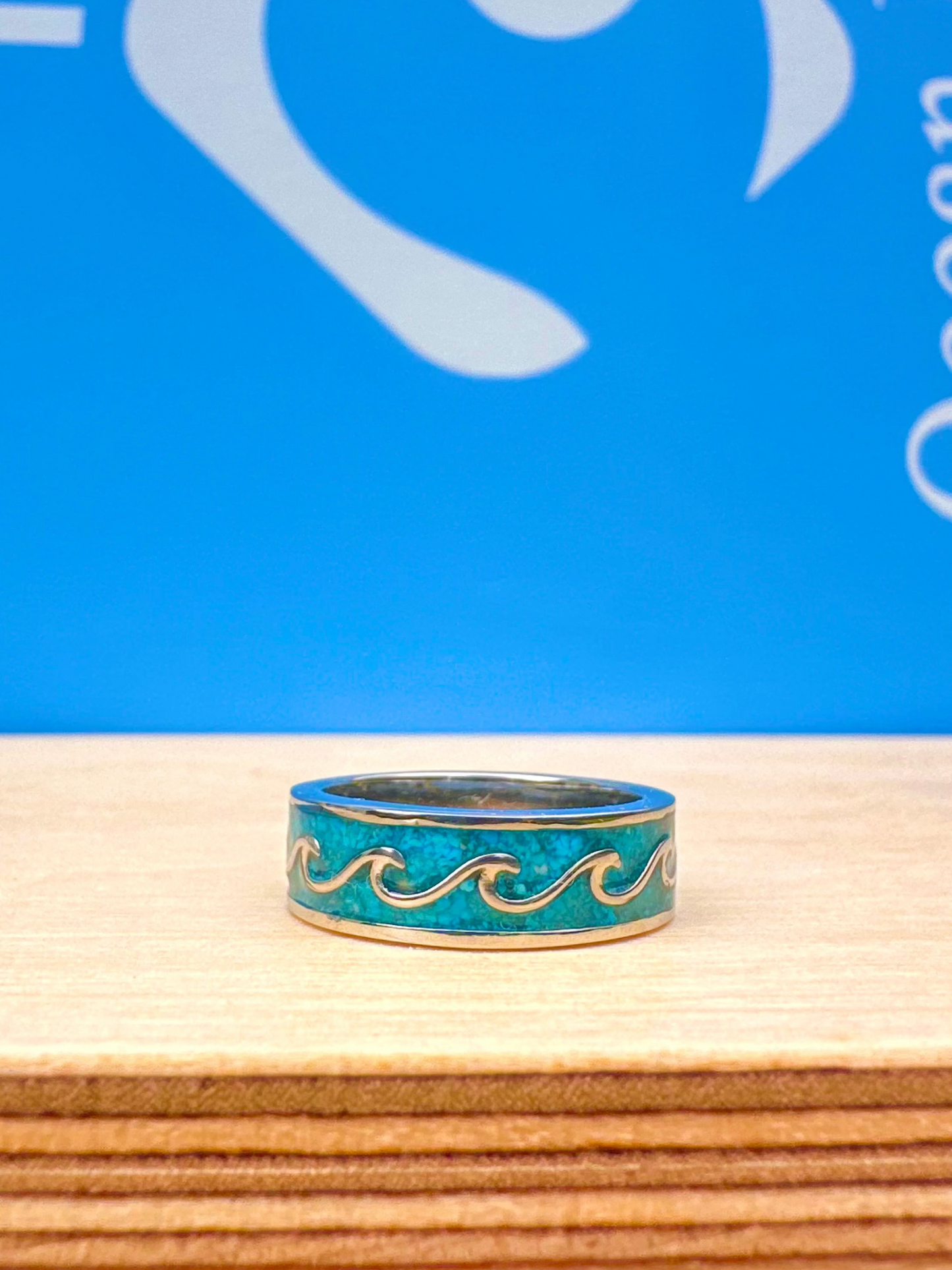 Crushed Stone Wave Ring Gold