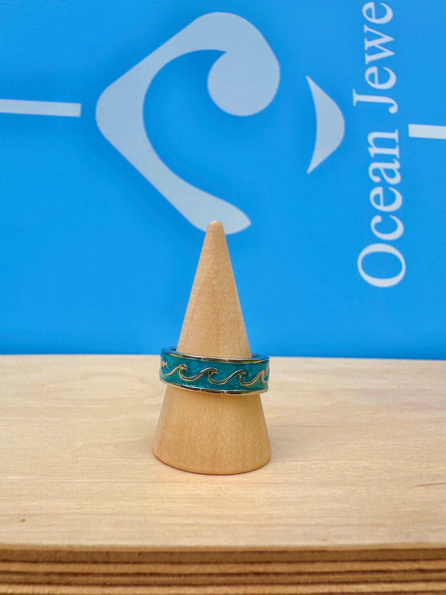 Crushed Stone Wave Ring Gold