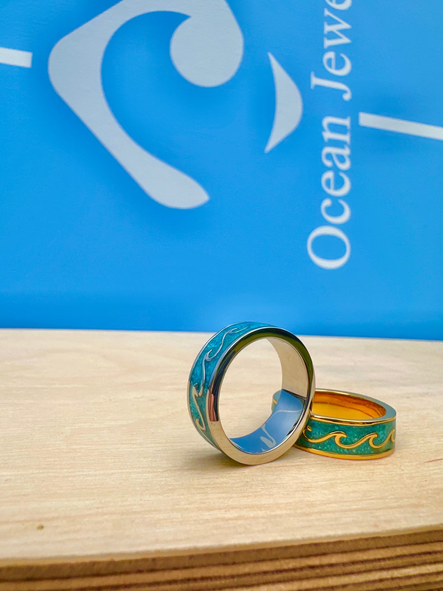 Crushed Stone Wave Ring Gold