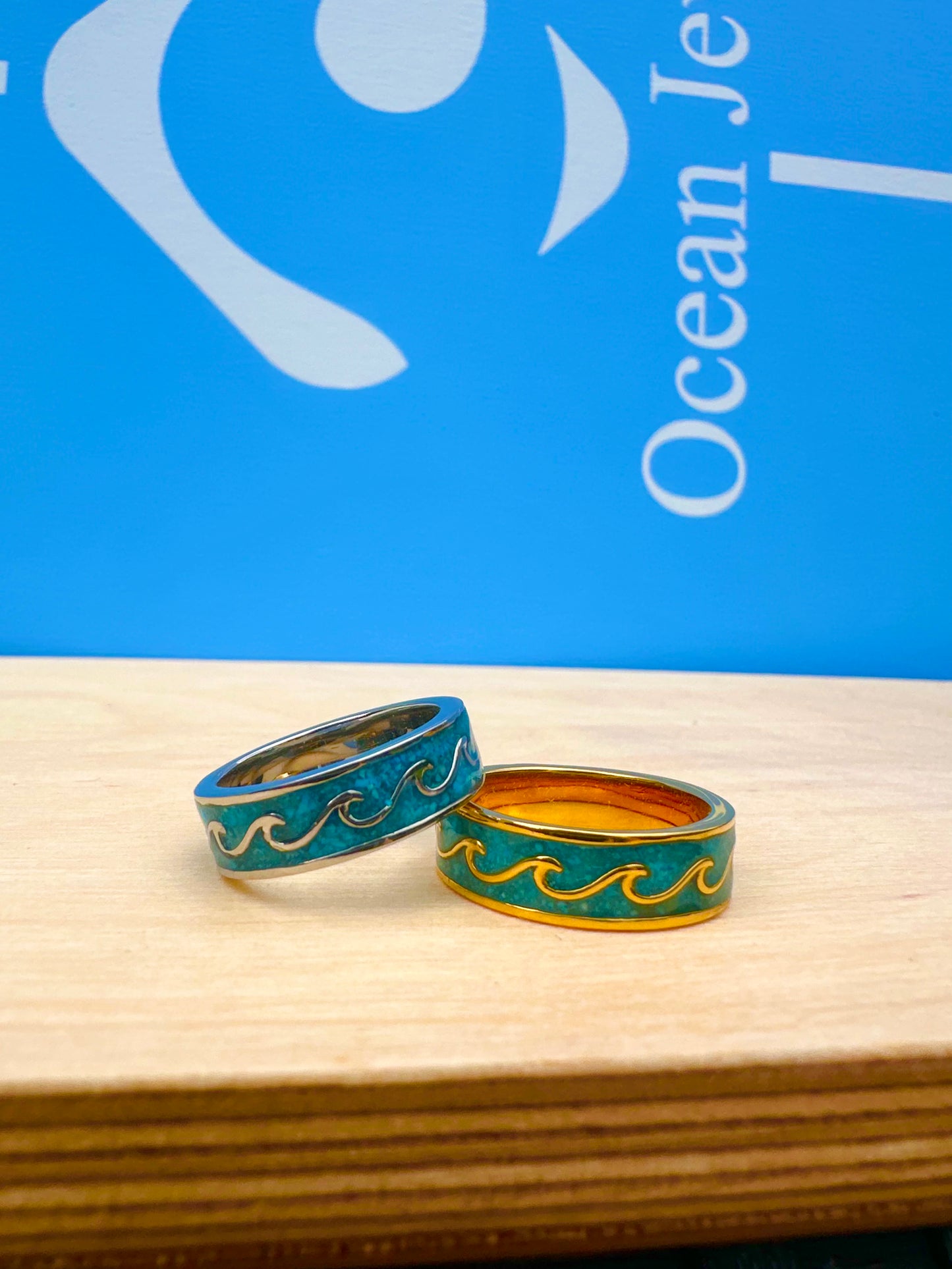 Crushed Stone Wave Ring Gold