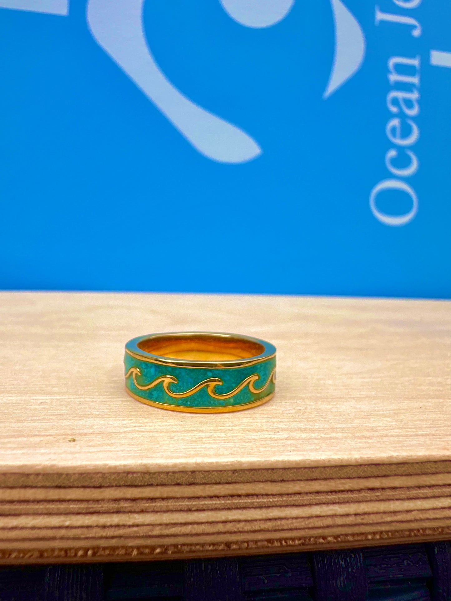 Crushed Stone Wave Ring Gold