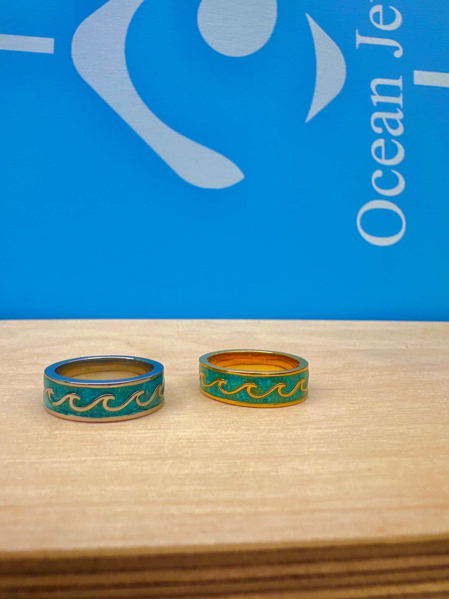 Crushed Stone Wave Ring Gold