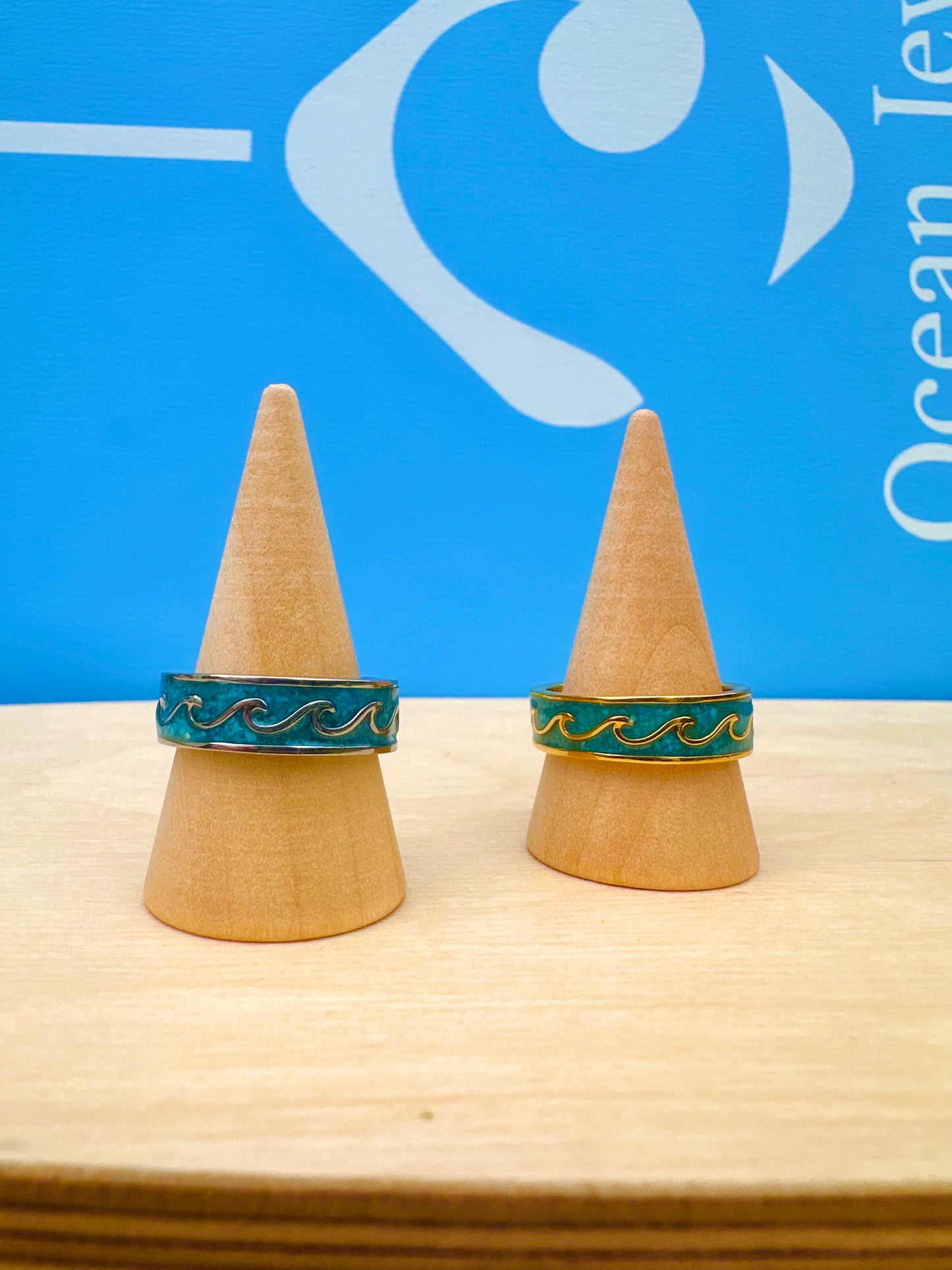 Crushed Stone Wave Ring Gold