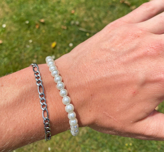 Pearl Bracelet Paired with 5mm Figaro Chain bracelet