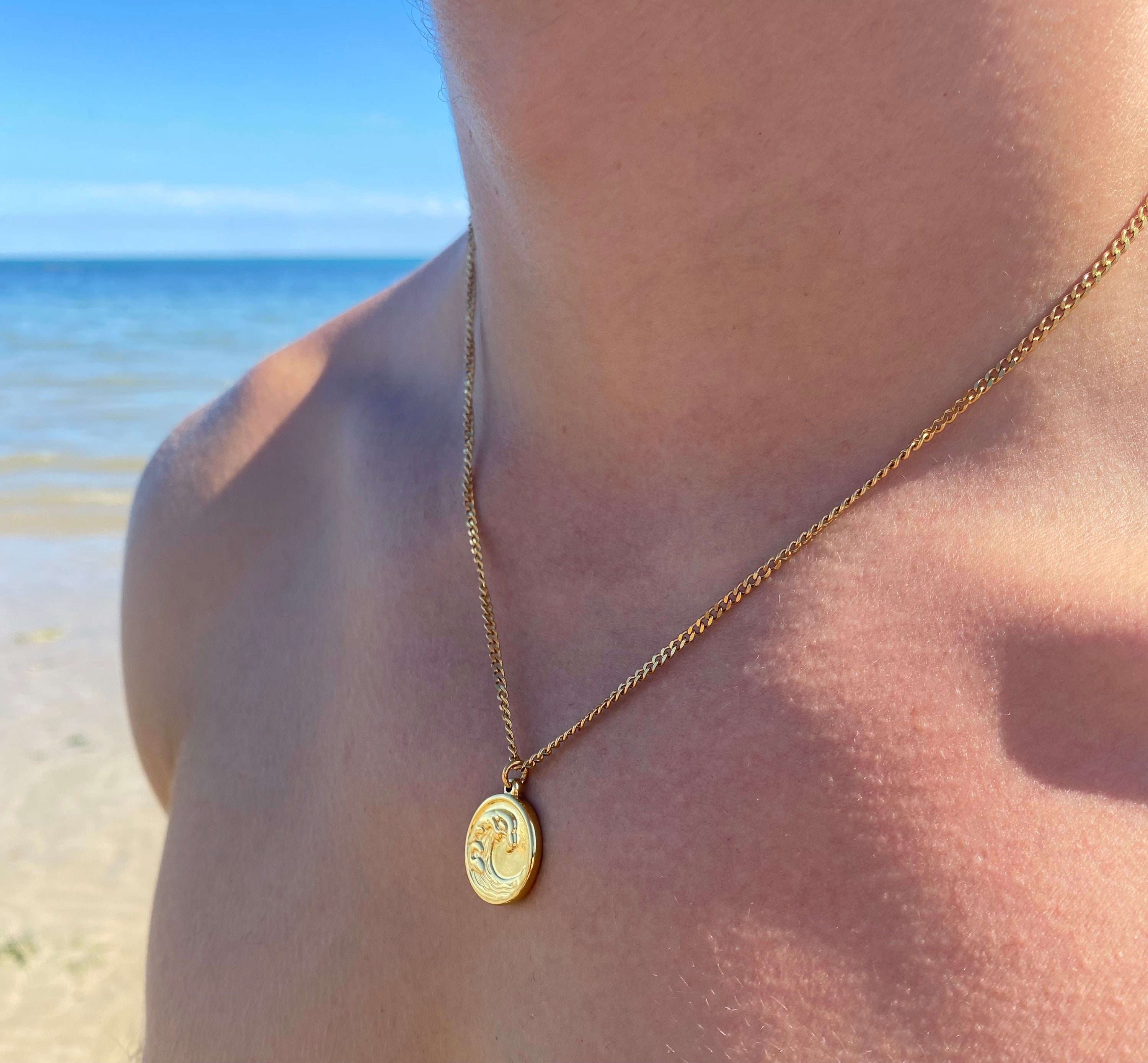 Gold hot sale wave pendant